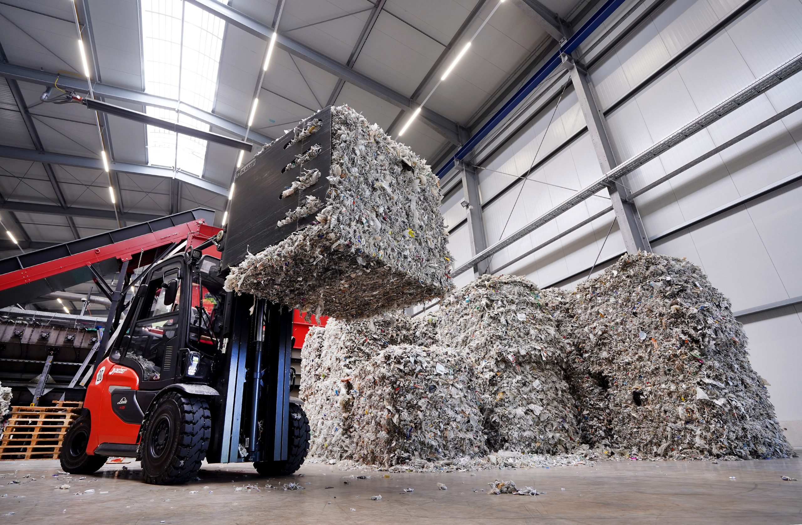 PE-Aluminium-Ballen vor dem Recycling