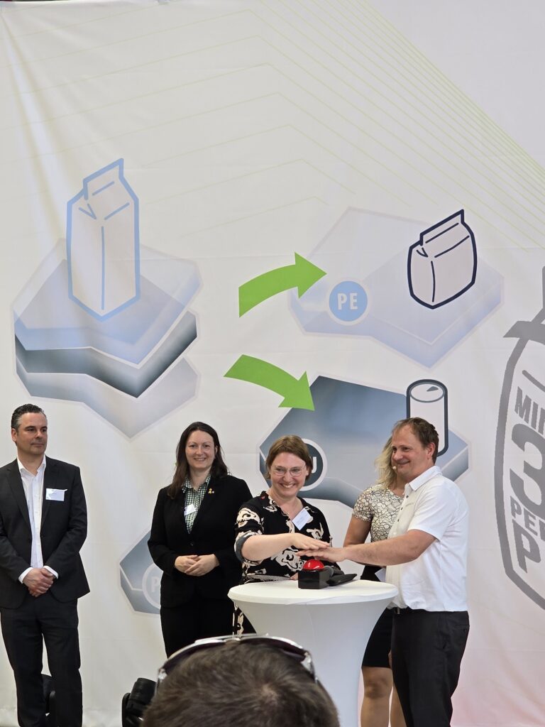 Dr. Sebastian Kernbaum eröffnet die Recyclinganlage